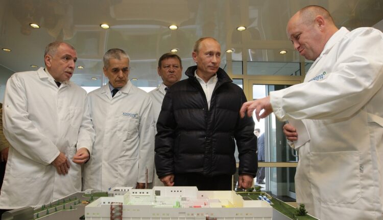 Vladimir Putin con Yevgeny Prigozhin (a destra).