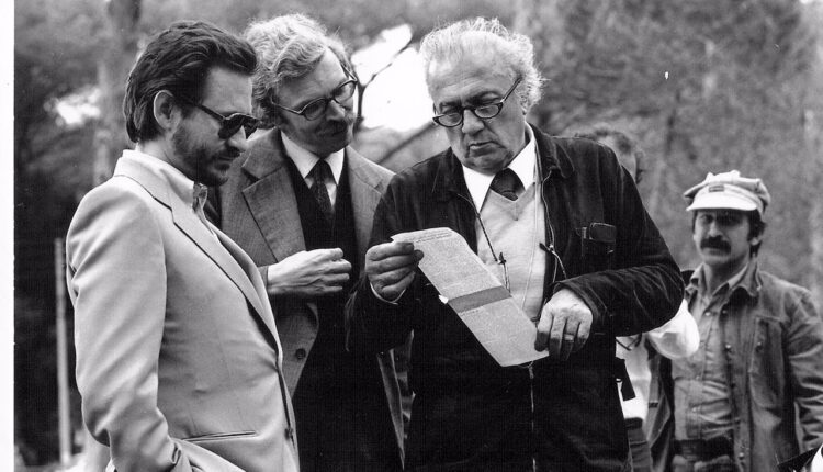 Renzo Rossellini, Daniel Toscan du Plantier e Federico Fellini sul set de "La citta' della donne", 1979. (Wikimedia)