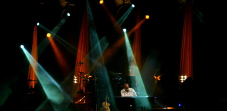 Ivano Fossati sul palco durante un concerto.