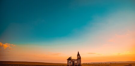 Una chiesa abbandonata e diroccata.