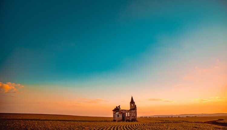 Una chiesa abbandonata e diroccata.