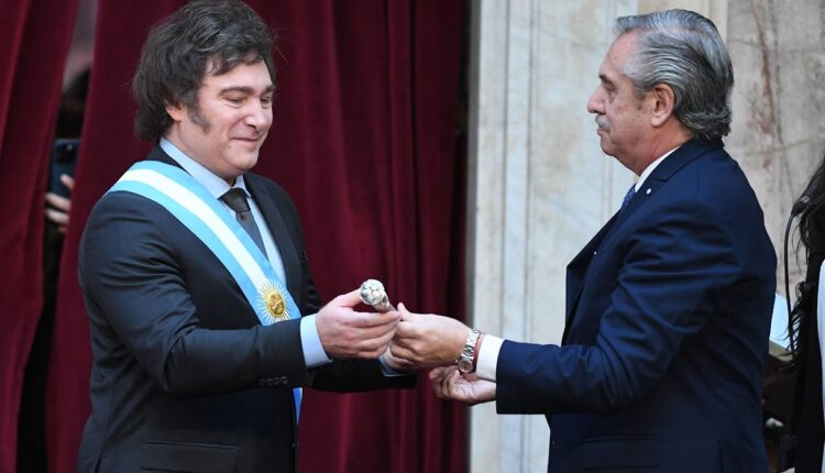 Alberto Fernández consegna a Javier Milei il bastone presidenziale durante la cerimonia d'insediamento, 10 dicembre 2023.