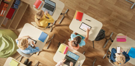 Lezione di informatica in una scuola elementare.