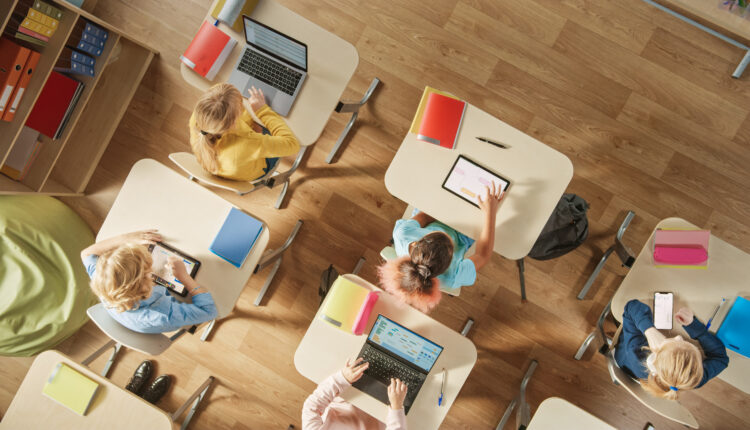 Lezione di informatica in una scuola elementare.