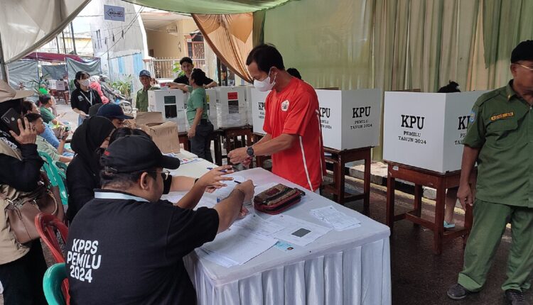 Un seggio elettorale durante le elezioni 2024 in Indonesia.