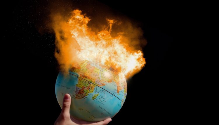 Il pianeta Terra in fiamme.