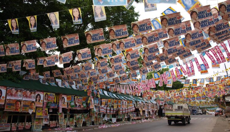 Manifesti elettorali per le strade in India.