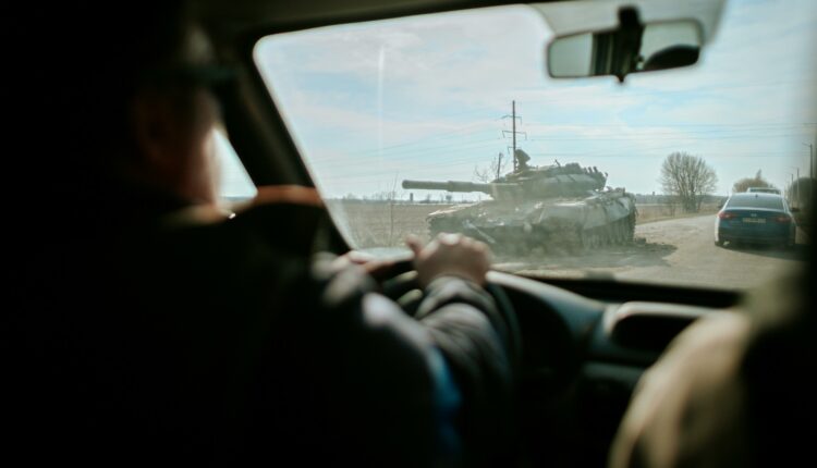 Un carro armato tra le auto.