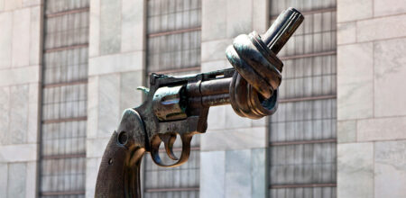 «Non-violence», scultura dell'artista svedese Carl Fredrik Reuterswärd, Nazioni Unite (Adobe stock)