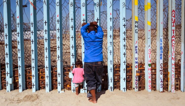 Migranti al confine tra Messico e Stati Uniti (Foto: Adobe Stock).