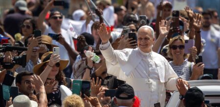 Papa Leone XIV in Piazza San Pietro tra i fedeli, 15 giugno 2025. (Foto: Sipa USA/Alamy)