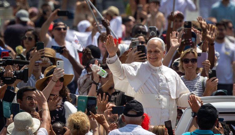 Papa Leone XIV in Piazza San Pietro tra i fedeli, 15 giugno 2025. (Foto: Sipa USA/Alamy)