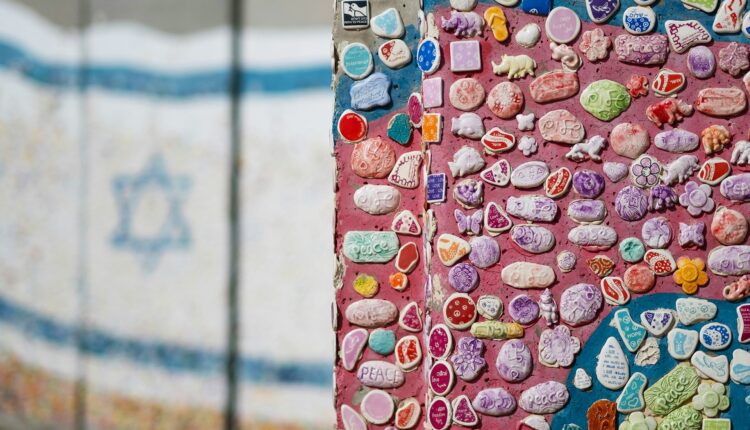 Particolare del muro tra Israele e Palestina. (Levi Meir Clancy/ Unsplash).