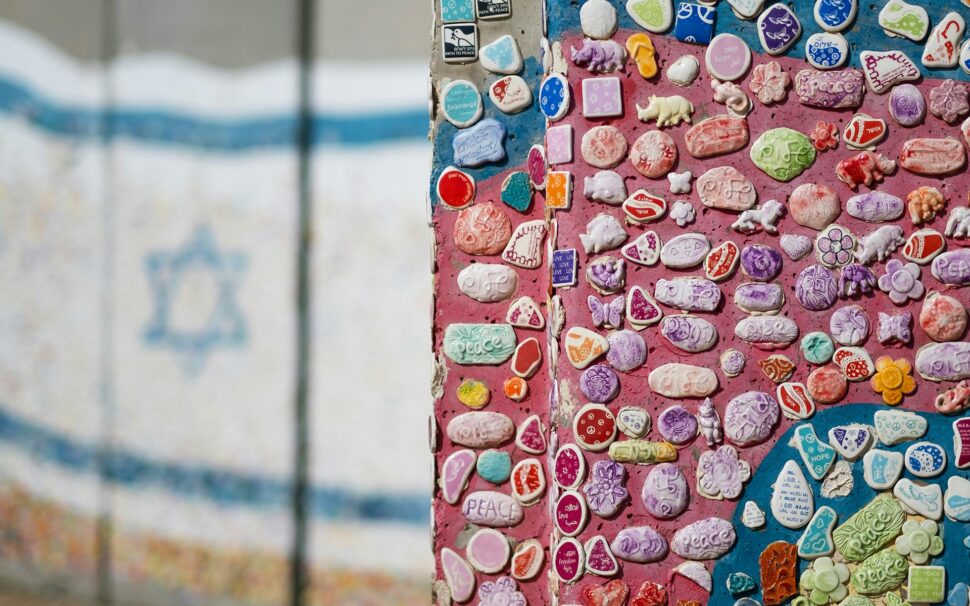 Particolare del muro tra Israele e Palestina. (Levi Meir Clancy/ Unsplash).