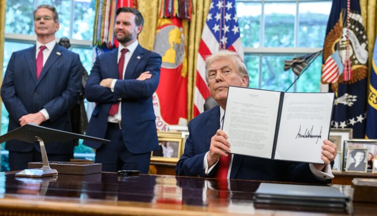 Il presidente degli Stati Uniti, Donald Trump mentre firma degli ordini esecutivi, settembre 2025 (Foto: whitehouse.gov).