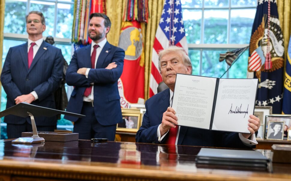 Il presidente degli Stati Uniti, Donald Trump mentre firma degli ordini esecutivi, settembre 2025 (Foto: whitehouse.gov).