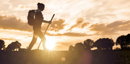 Una persona sola lungo un percorso di montagna.