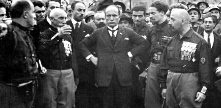 Mussolini durante la Marcia su Roma nel 1922 (Wikimedia).