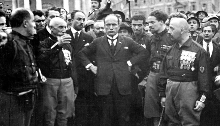 Mussolini durante la Marcia su Roma nel 1922 (Wikimedia).