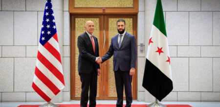 Il presidente siriano Ahmed al-Sharaa incontra l’ambasciatore USA in Turchia Tom Barrack a Damasco, maggio 2025. (Foto:@USAMBTurkiye/X).