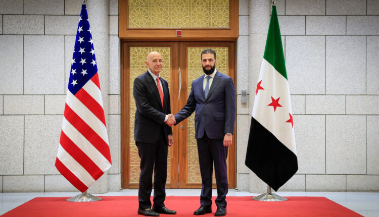Il presidente siriano Ahmed al-Sharaa incontra l’ambasciatore USA in Turchia Tom Barrack a Damasco, maggio 2025. (Foto:@USAMBTurkiye/X).