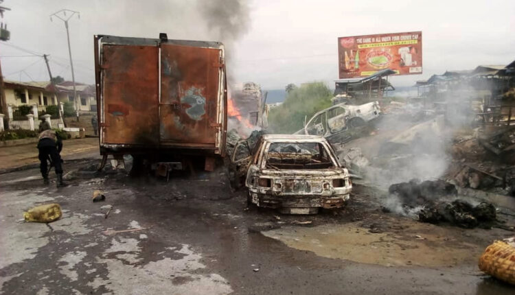 Veicoli bruciati a seguito di alcuni scontri a Buéa, in Camerun, nel 2018 - Par M. E. Kindzeka (VOA)