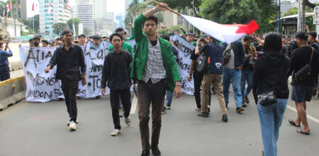 Giovani durante una manifestazione in Indonesia (Foto di Angiola Harry su Unsplash)