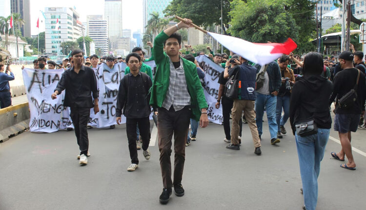 Giovani durante una manifestazione in Indonesia (Foto di Angiola Harry su Unsplash)