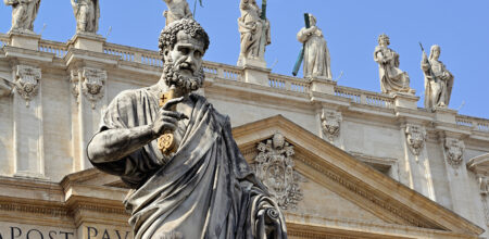 Statua di San Pietro in Vaticano.