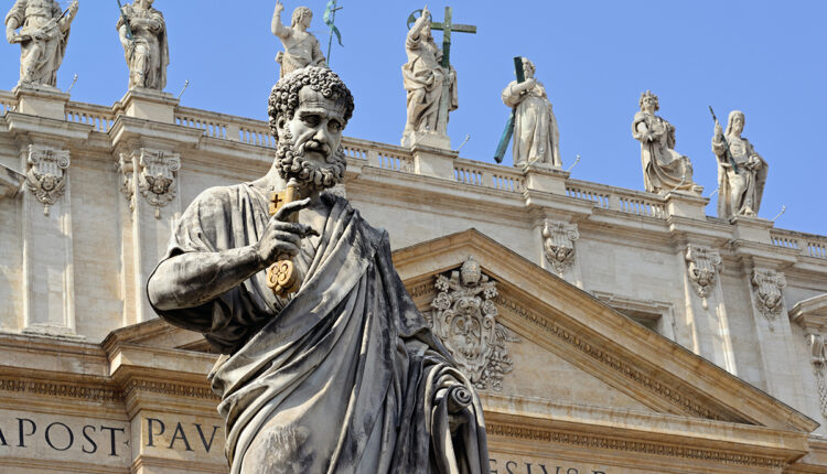 Statua di San Pietro in Vaticano.