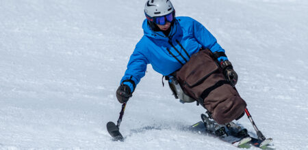 ciatore disabile che scia sulle piste di Grandvalira in Andorra nell'inverno 2024.