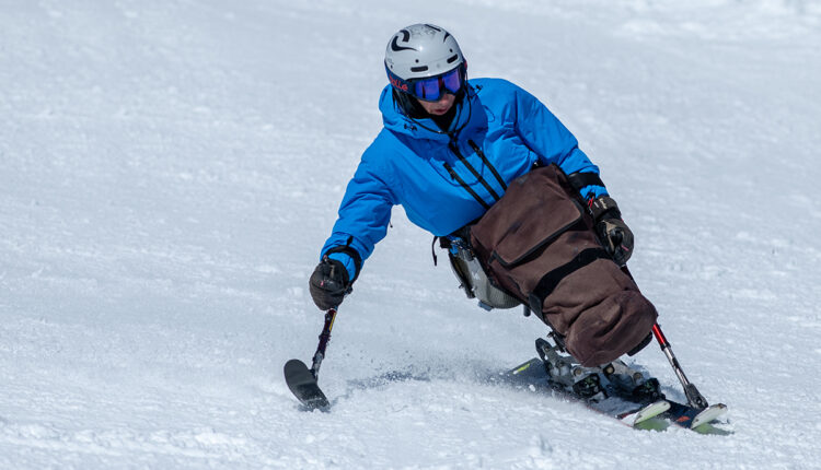 ciatore disabile che scia sulle piste di Grandvalira in Andorra nell'inverno 2024.