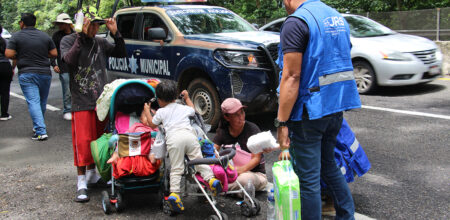 Alcuni operatori del Jesuit Refugee Service con una famiglia di migranti in Messico.