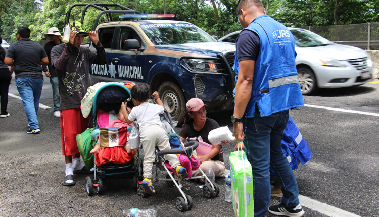 Alcuni operatori del Jesuit Refugee Service con una famiglia di migranti in Messico.