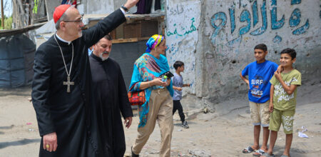 Il Patriarca Pizzaballa durante la visita pastorale a Gaza il 21 giugno 2026. (Foto: Ⓒ lpj.org).
