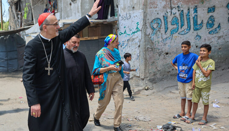 Il Patriarca Pizzaballa durante la visita pastorale a Gaza il 21 giugno 2026. (Foto: Ⓒ lpj.org).
