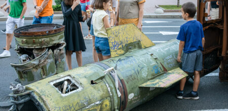 Un missile russo abbattuto esposto in una delle principali strade di Kiev, in Ucraina (Foto: Oleh Trytiachenko/iStock).