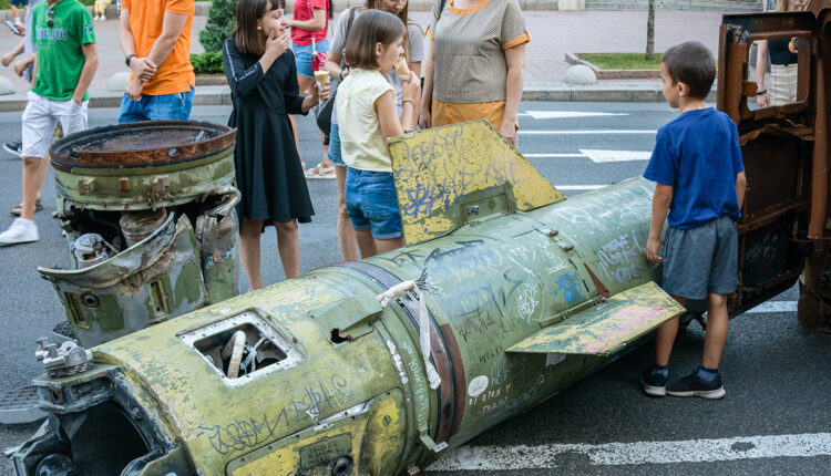 Un missile russo abbattuto esposto in una delle principali strade di Kiev, in Ucraina (Foto: Oleh Trytiachenko/iStock).